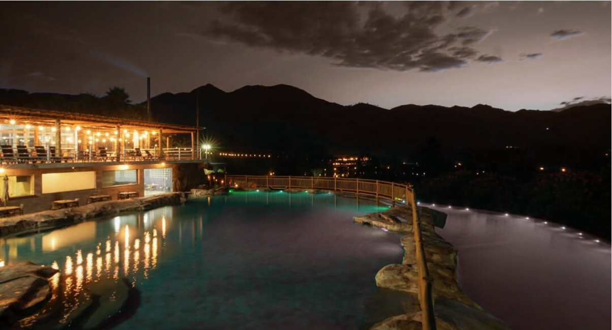 Piscina à noite